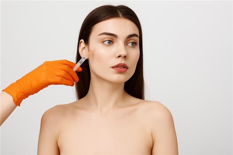 /image/KD2pqLxb3t8iPJNgsZG8ZNAYouruJ98qW6KWQnAe.jpg Suaviza arrugas y líneas de expresión en la cara con BOTOX ó toxina botulínica